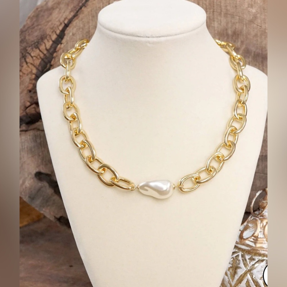 Elegant Chunky Gold Chain Necklace with Baroque Pearl Accent